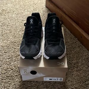 On cloud cloud swift black shoes•women’s size 10.5W